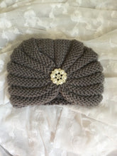 Load image into Gallery viewer, Knitted baby girls hats